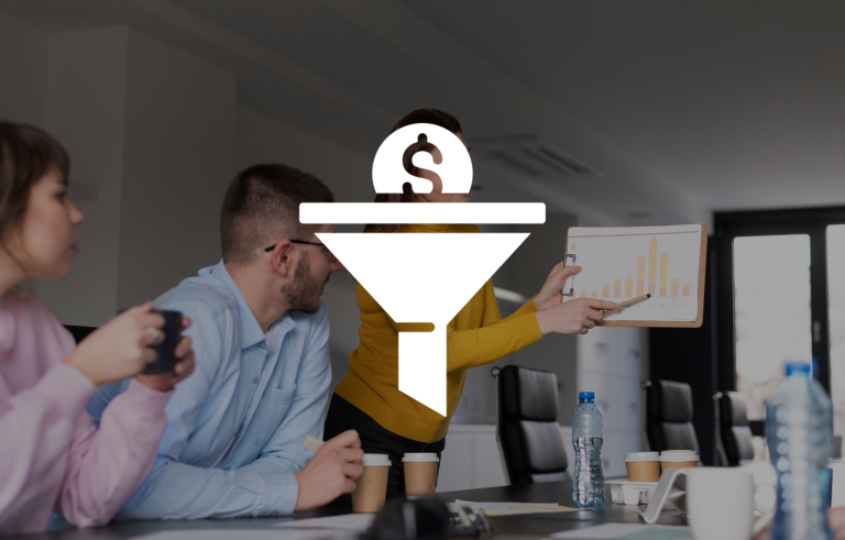 Team de ventas trabajando y sobre la imagen un logo de un embudo con una moneda con el signo pesos
