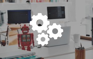 imagen de un escritorio con una computadora y un robot simbolizando un agente ia