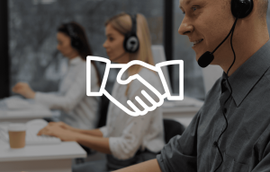 imagen de un centro de atención al cliente. Sobre la imagen un ícono de dos manos estrechándose