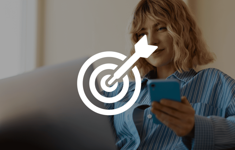 imagen de una persona usando una computadora y un celular, se la ve satisfecha